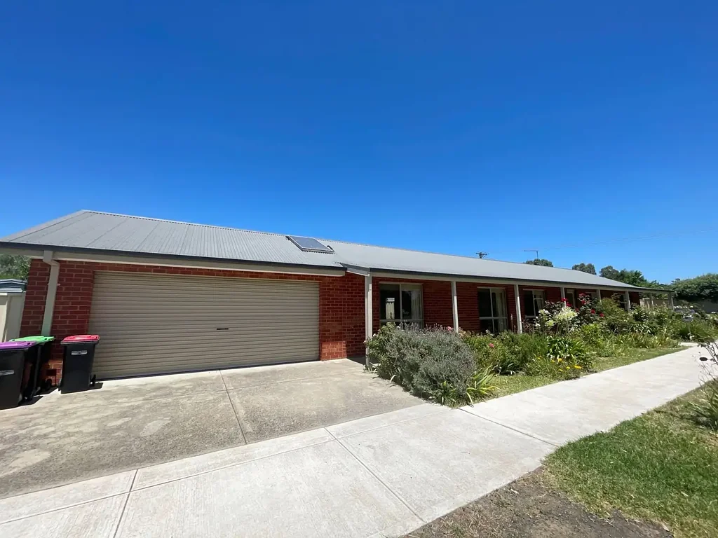 Comfortable Family Living in a Convenient Broadford Location!