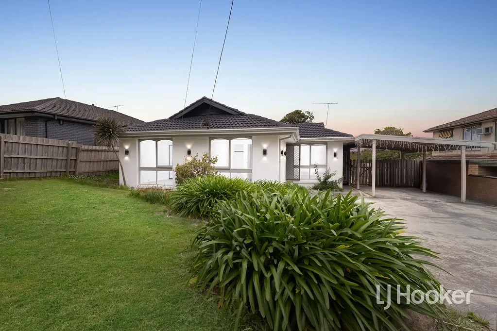 Narre Warren 4Kwarto Fully Renovated Family Home on 654sqm with Granny Flat Potential - Walk to Fount