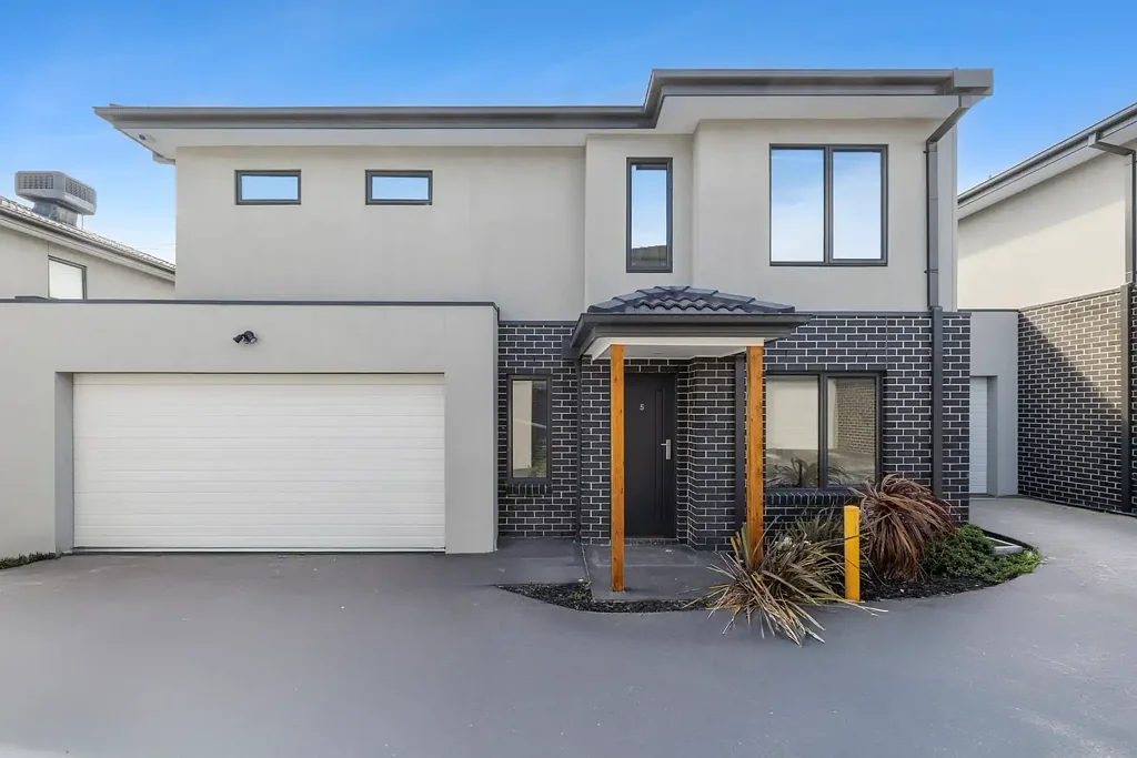 Clarinda 3ห้องนอน Cheerfully Bright Townhouse Ease