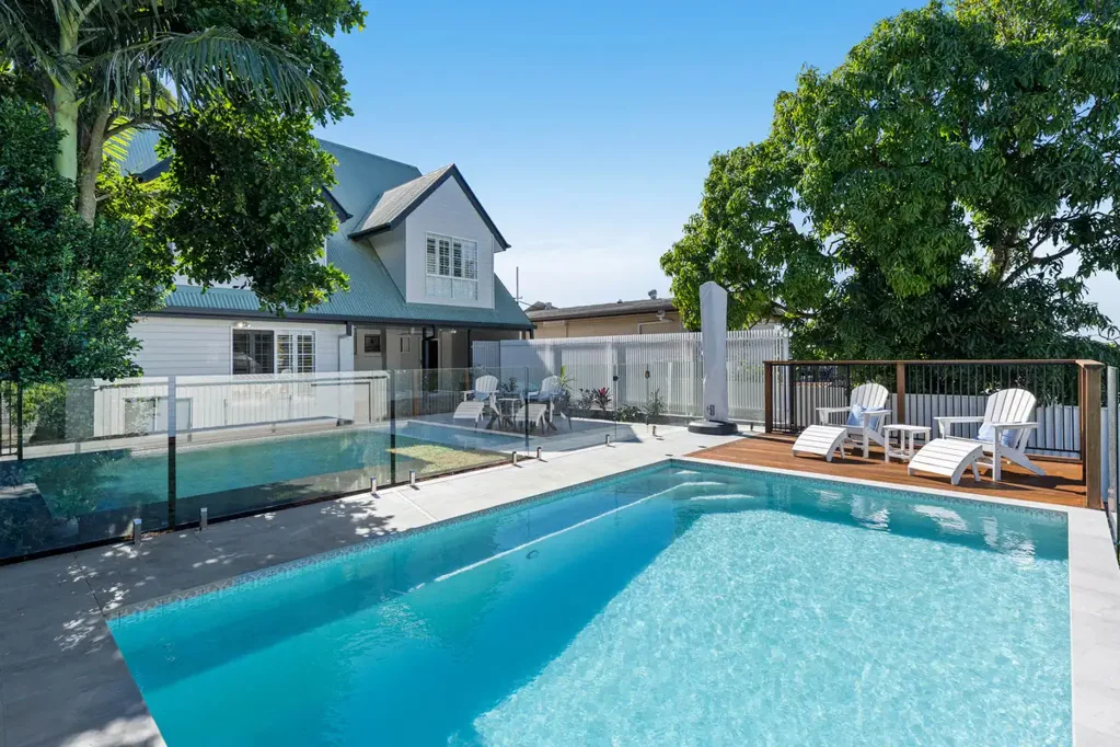 Birkdale 4房 特色住宅，带度假式泳池和稀有家庭空间 Character Home with a Resort-Style Pool and Rare Family Space