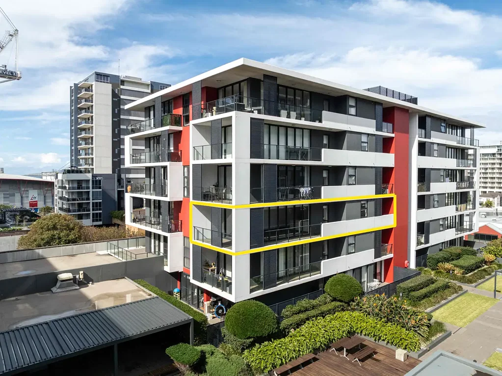 Wollongong 2房 沿海中心地带 采光充足 开放式生活空间 宽敞转角阳台 设计师厨房 Smeg电器 度假村式设施 步行城市海滩 娱乐区近便 咖啡馆餐厅云集 交通便利 Stylish Apartment Living in Prime CBD location
