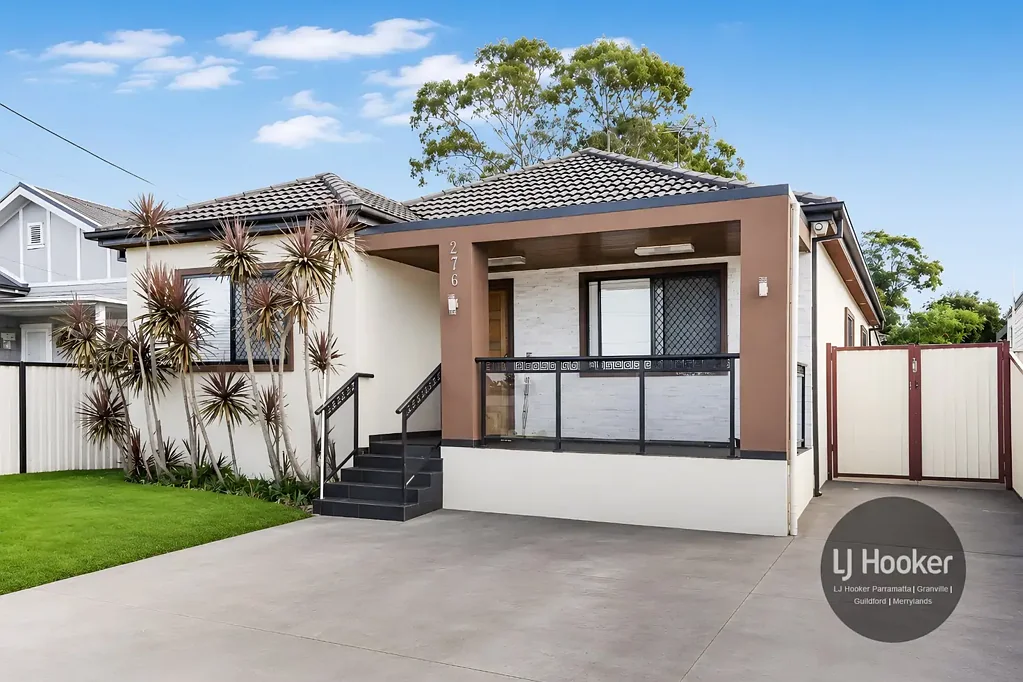 Guildford 7房 765平米显要地块 稀有95平米granny flat 双厨房双客厅 全屋空调 步行至名校 Spacious Family Home with Approved Granny Flat & Workshop (95m²)
