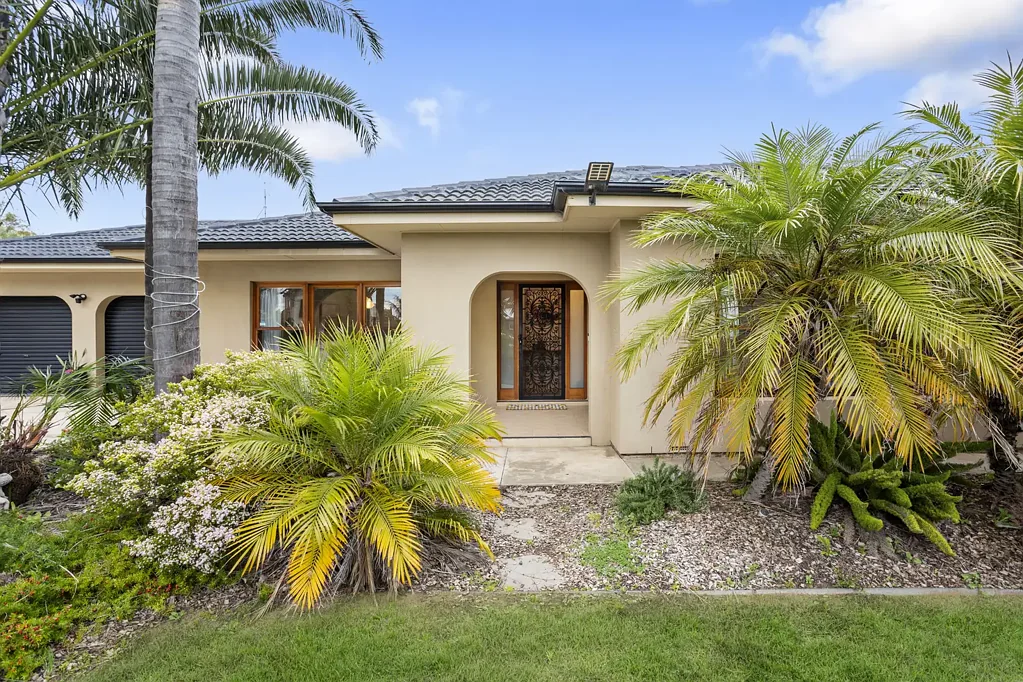 West Lakes 5બેડરૂમ EXPANSIVE FAMILY ENTERTAINER METRES TO THE LAKE