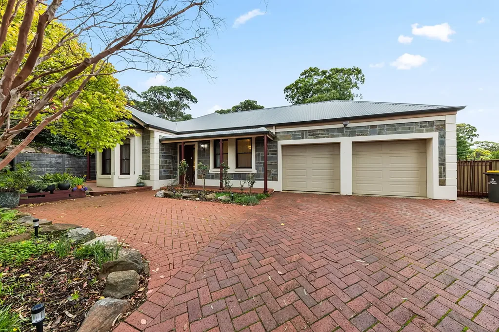 Flagstaff Hill 4房  Timeless Charm & Family Living in the Heart of Flagstaff Hill.