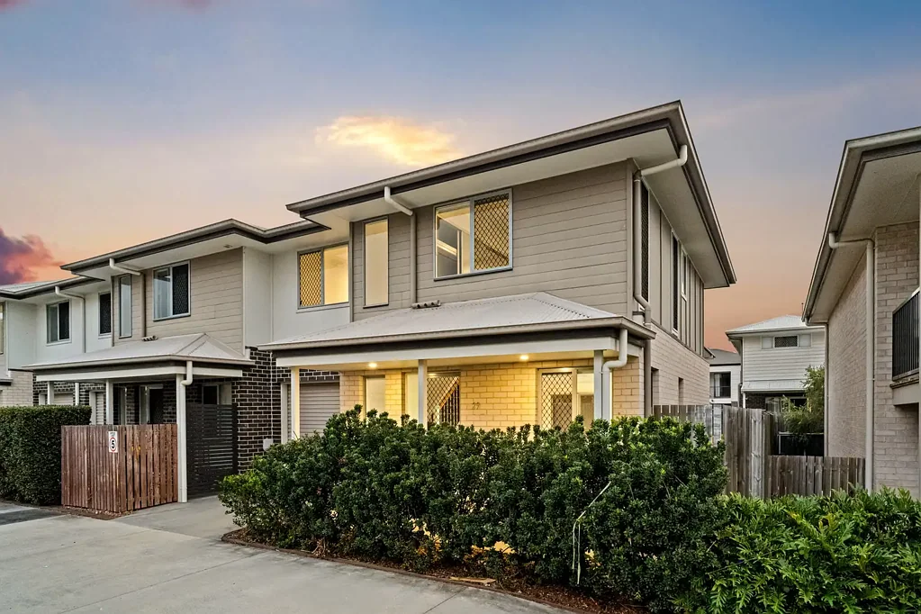 Richlands 3房 3卧2卫联排 2车位带锁车库 143m²实用面积 空置随时入住 全新地毯遮阳露台 近火车站购物中心 Corner Block Townhouse - Vacant & Ready To Move In - Perfect For Both Owner-Occupiers And Investors With Strong Rental Potential - Call Sam Maleki