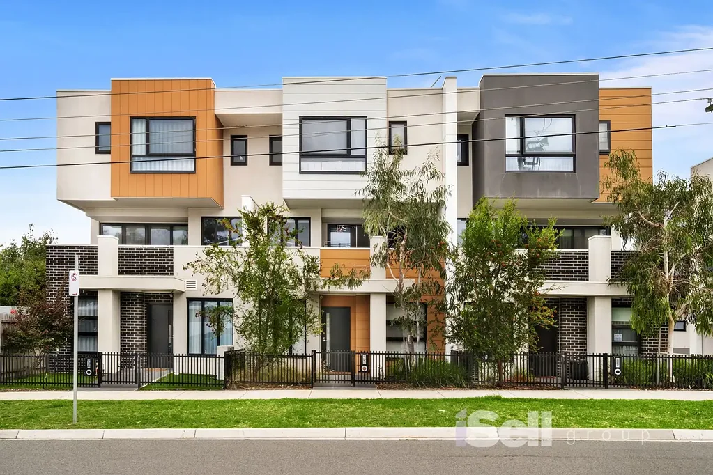 Wantirna South 3Moenga NEST OR INVEST JUST STEPS FROM WESTFIELD KNOX