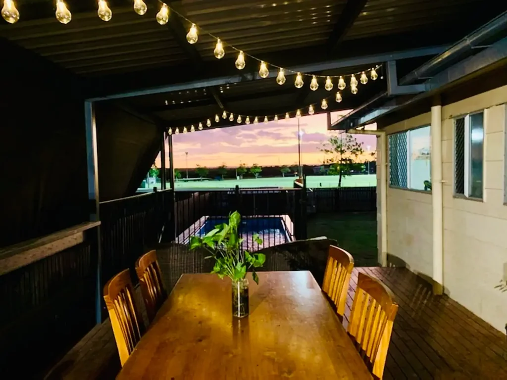 Moranbah 3chambre NEW POOL, ENVIABLE LOCATION, INDOOR AND OUTDOOR KITCHENS, LARGE UNDERCOVER DECK