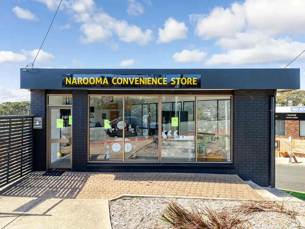 RETAIL LEASE in the heart of town