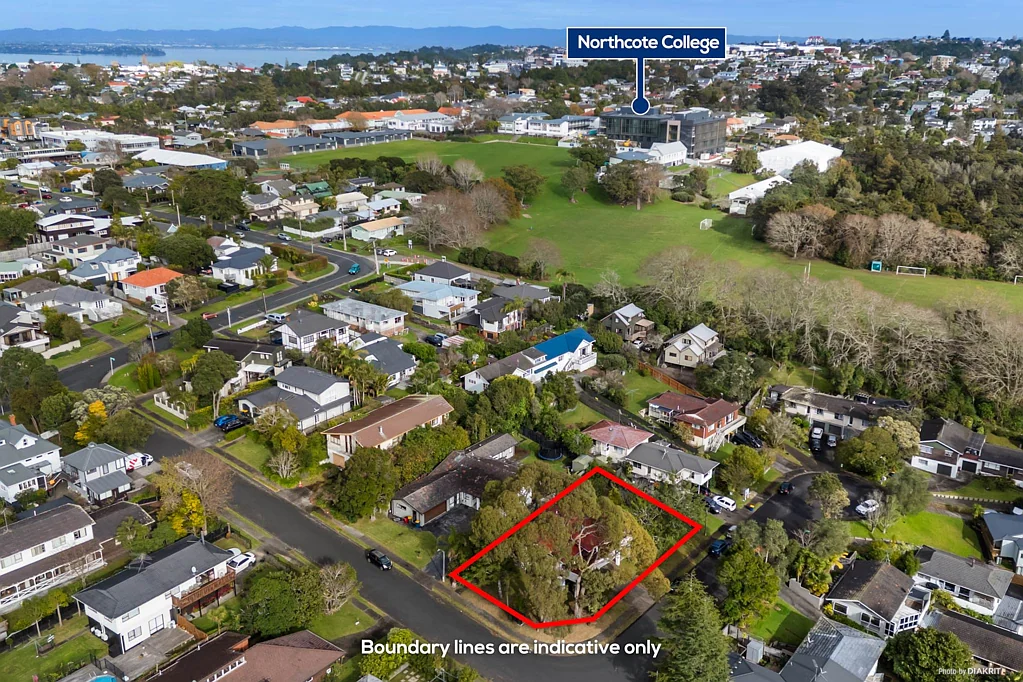 Northcote 4房 阔绰家庭美宅！683㎡地块，轻松通往海滩，数分钟即至CBD，名校环伺，绿意环绕，潜力无限等您开启！ Corner Section with Limitless Potential