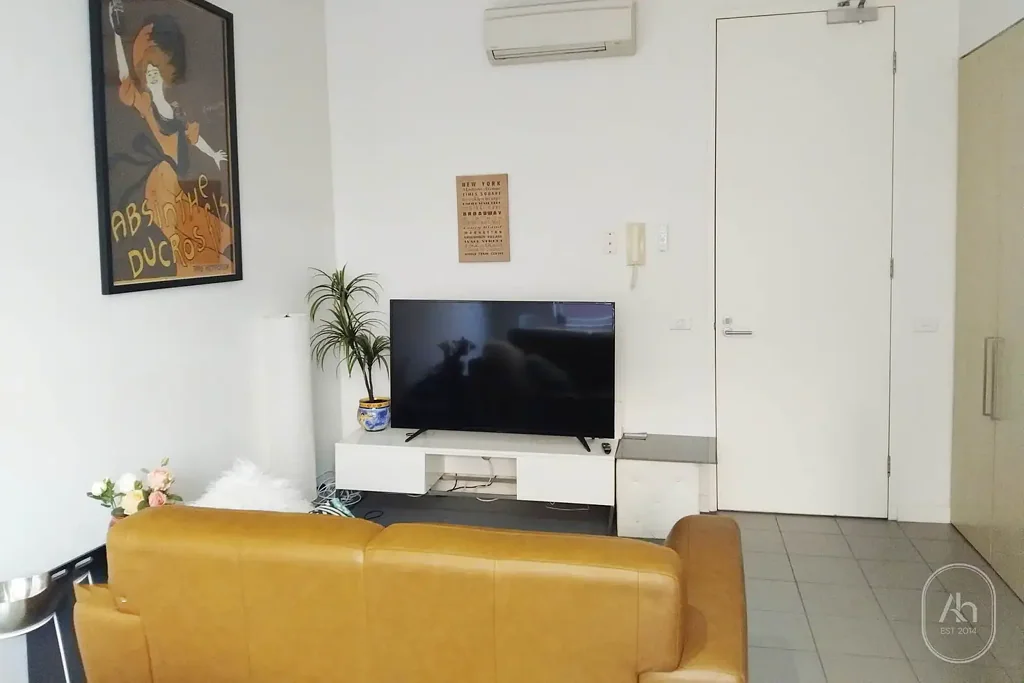 Furnished 1-Bedroom Apartment in Prime Carlton Location