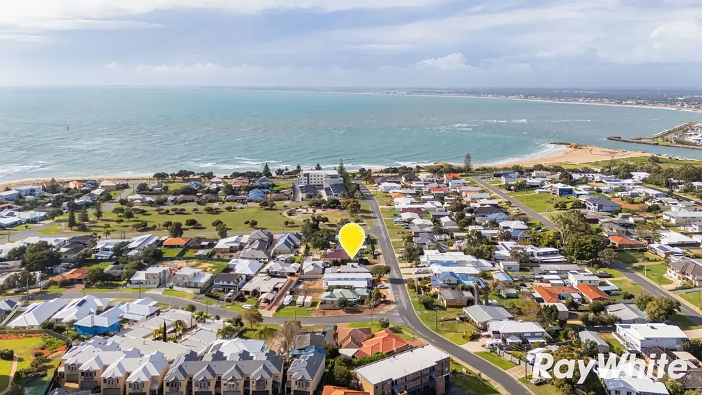 Halls Head 3 Bedroom Easy-Care Living in a Prime Coastal Location!