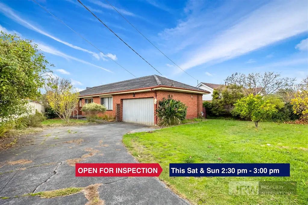 Wantirna South 3房 729平米宽敞地块 学区房 Knox小学 Wantirna中学 便捷交通 公园商圈触手可及 家庭友好社区 Grand opportunity in Wantirna South with views of the Dandenong Ranges!