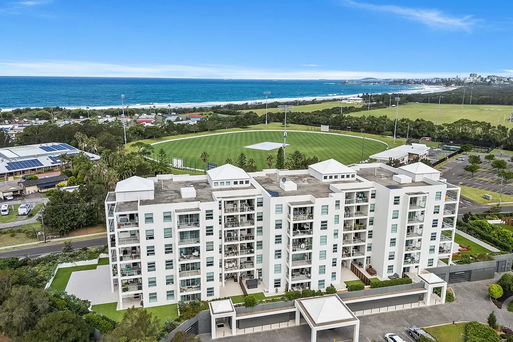 Fairy Meadow 2房 顶级地段宁静绿意 开阔天空珍稀舒适 宽敞东向庭院 石制厨房台面 主卧高品质套件 独家安全车位 度假村式泳池 步行公交海滩 Stylish Beachside Retreat with Magnificent Courtyard