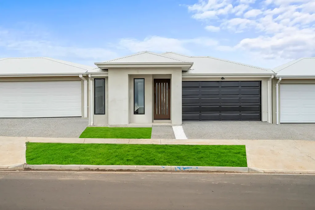 Fraser Rise 4Phòng ngủ Brand-New Fully Constructed Home at 19 Skyline Road, Fraser Rise