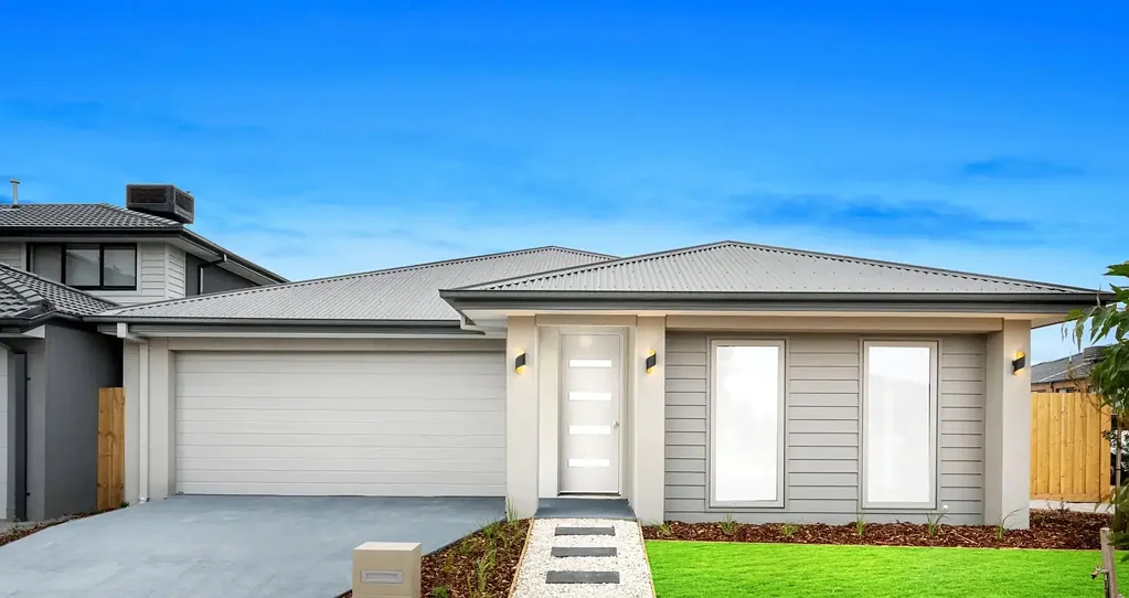 Brand-New Family Home with Solar Panels in Prime Weir Views Location