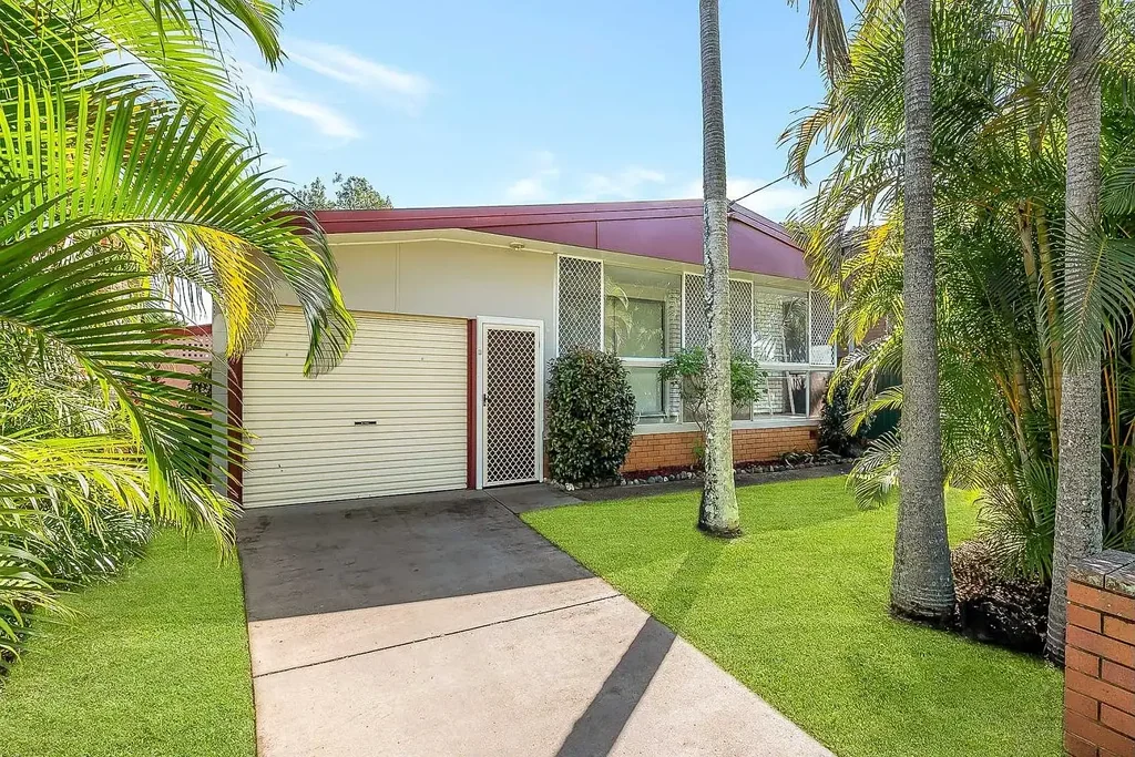 Comfortable 3-Bedroom Home with Sunroom & Double Garage in Clontarf