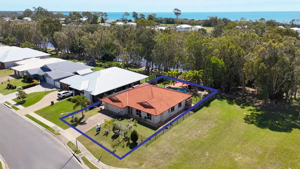 Burrum Heads 3ਬੈੱਡਰੂਮ Solid Brick Home With Inground Pool & Lake Views - Only 500m Walk To The Beach!