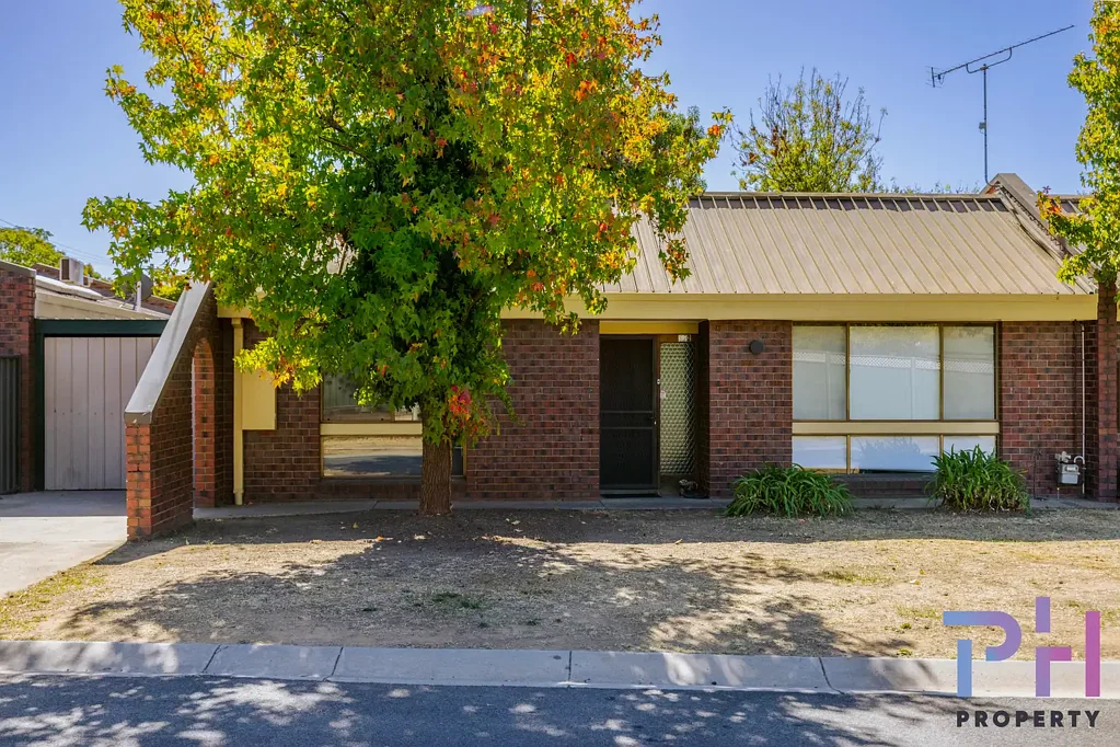 White Hills 2Moenga Retro Charm, Modern Comfort & Generous Backyard