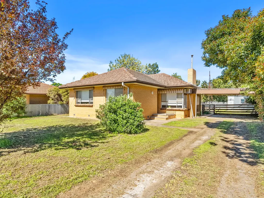 Tocumwal 3房  Classic 3‑Bedroom Brick Home with Shed
