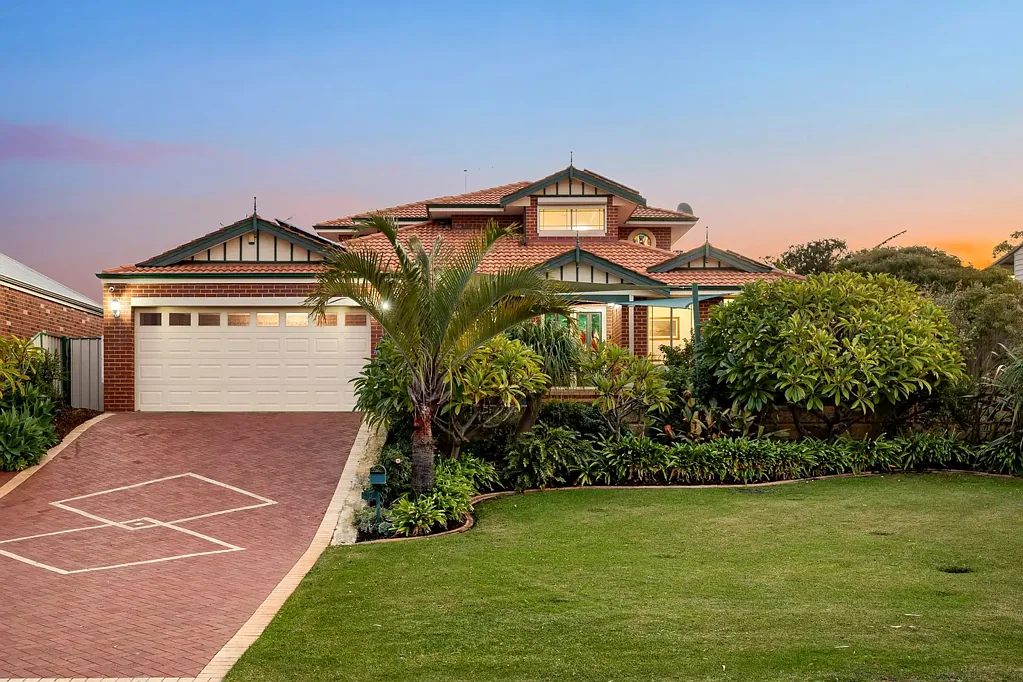 Golden Bay 4 Bedroom Absolutely Stunning Coastal Home – Walk to the Foreshore!