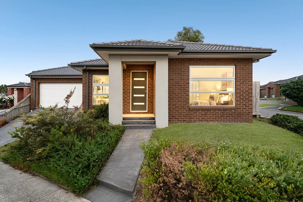 Cranbourne East 4房 优越地理位置 中心家庭区域 精心保养 宽敞主卧 带步入式衣柜和套间 设计实用时尚厨房 内置衣柜 周边配套齐全 公共交通便利 紧邻学校商场医疗设施 运动场馆餐厅 公园游乐场 欢迎看房验证 $685,000 - $750,000
