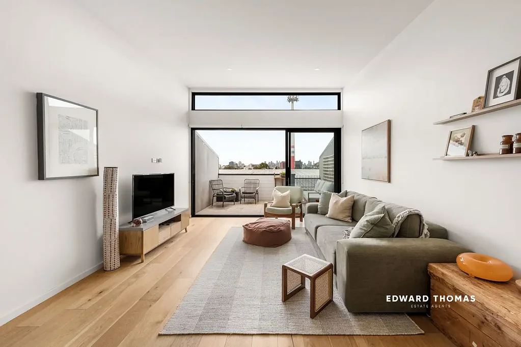 Footscray 3房 建筑师设计 三层住宅 现代风格 自然光线 低维护生活 舒适实用 车库储物 奢华厨房 私人露台 城市景观 Contemporary 3-Level Townhouse with Expansive City Views