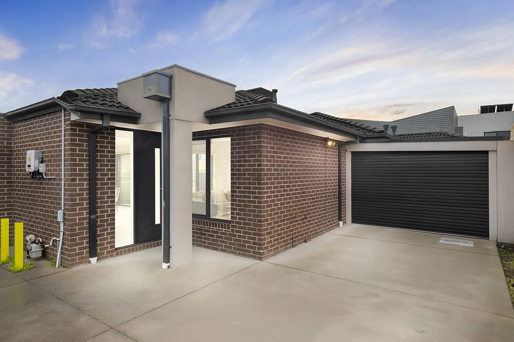 Clayton South 3chambre Modern Single-Level Comfort with Private Outdoor Appeal