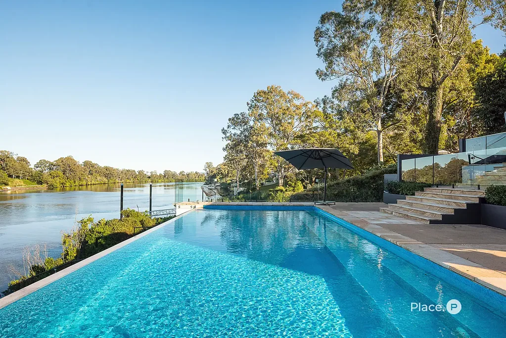 Yeronga 5房 河畔瑰宝 私密宁静 2.995亩阔地 五卧奢居 Miele厨电 无边泳池 码头直通 Riverfront Luxury in a Private, Family-Friendly Enclave