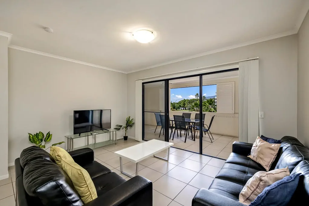 Cairns North 2房  WATER VIEWS & ESPLANADE CONVENIENCES, WITHOUT THE PRICE