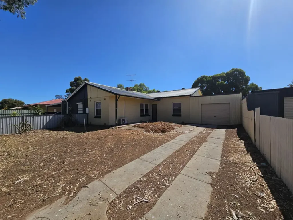 Elizabeth South 3 Bedroom Opportunity Awaits!