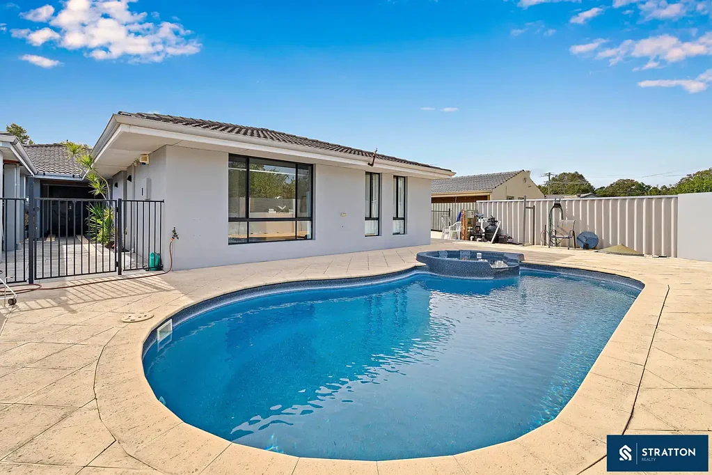 Riverton 4房  Spacious Family Living with Theatre, Study, Pool & Multiple Living Zones