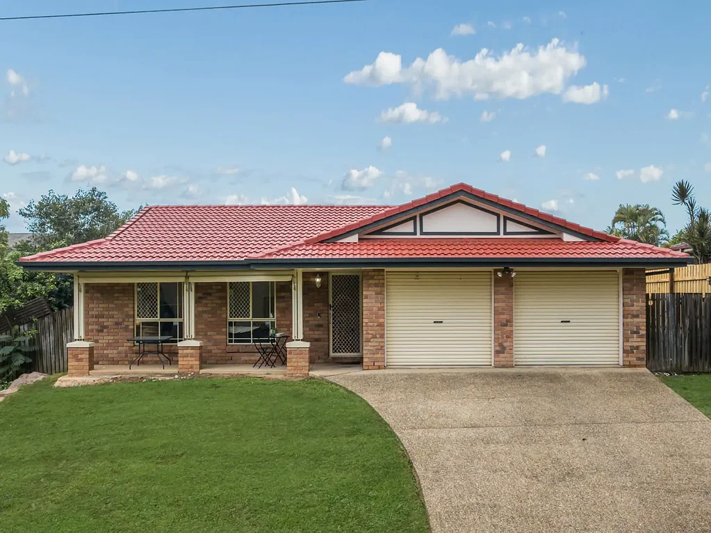 Albany Creek 4部屋 First Time Offered in 28 Years ,Elevated Family Home with Outstanding RV, Boat & Vehicle Accommodation on 704m²
