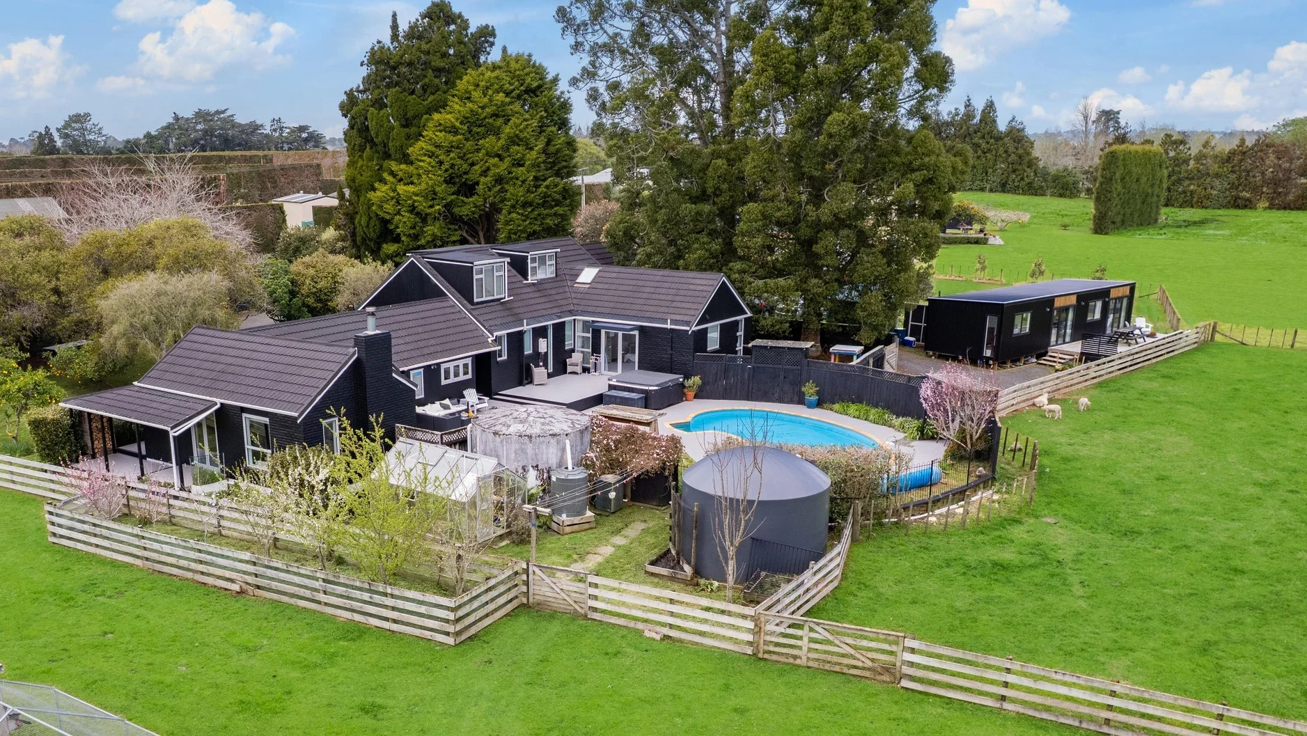 Kumeu 5ਬੈੱਡਰੂਮ Home Plus Studio/Cottage | A Consented Workplace
