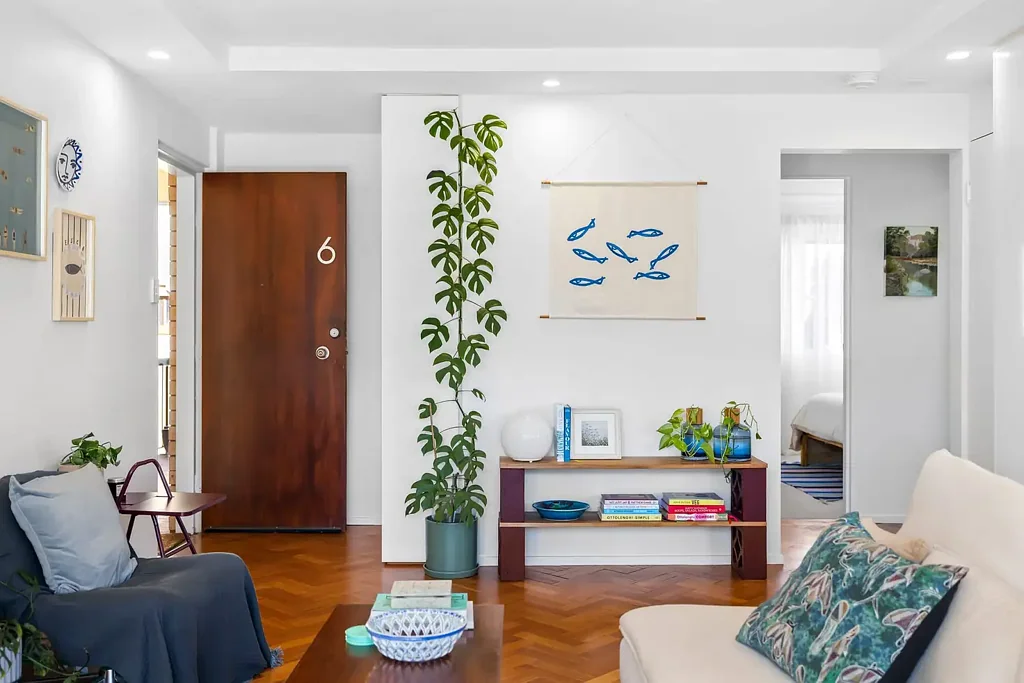 Auchenflower 2房 精品小区内可拎包入住的顶层公寓 Move-In Ready Top-Floor Apartment in a Boutique Complex