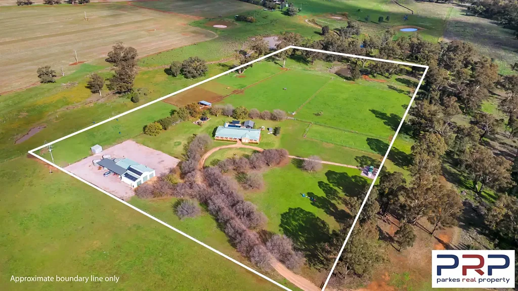 Parkes 5 Slaapkamer Lifestyle Acreage with Space and Comfort