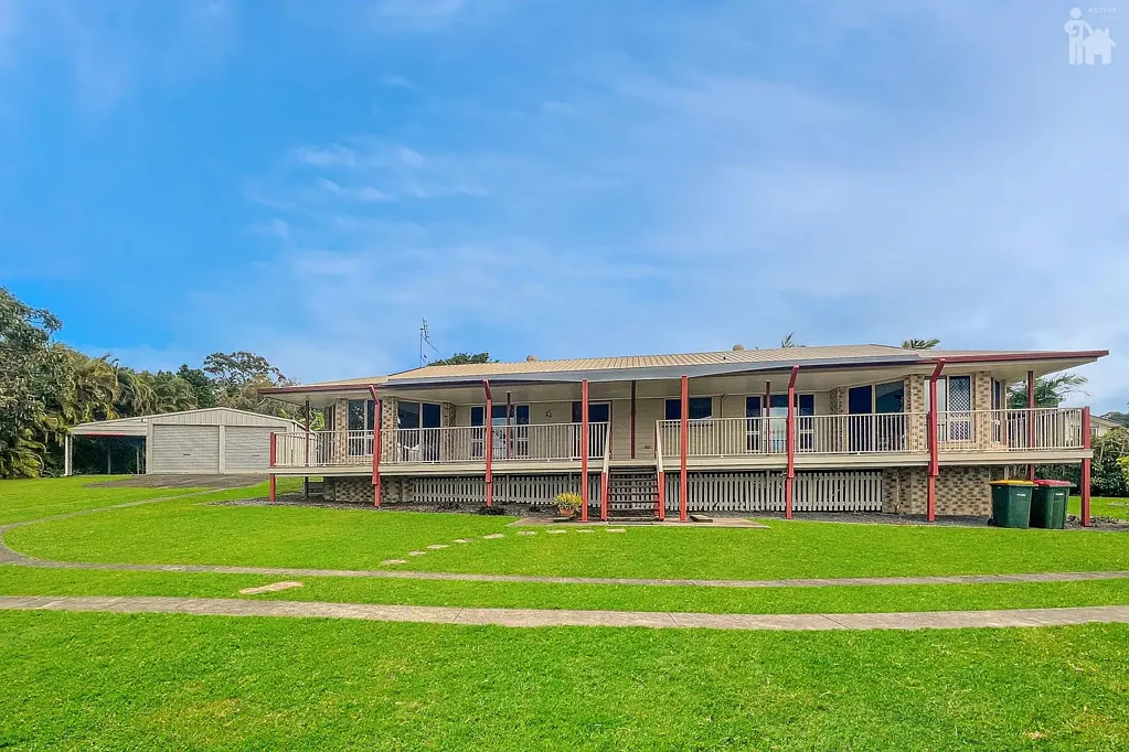 Room for the Whole Family on 2,470sqm with Water Views