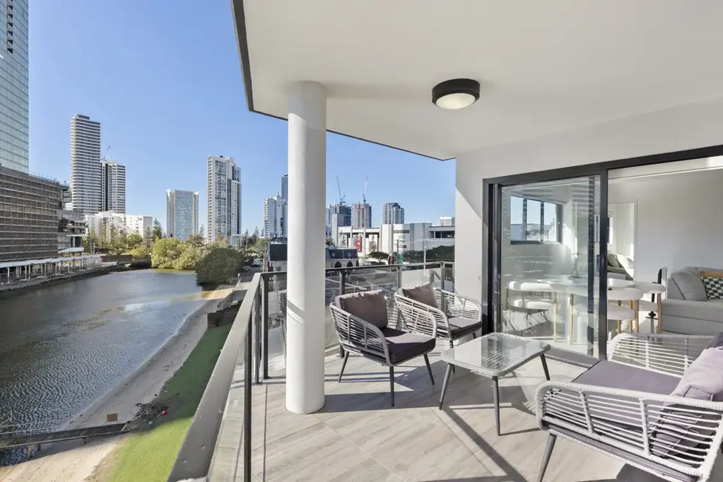 Broadbeach Waters 2 Bedroom Canal Views & City Vibes – Live the Broadbeach Dream