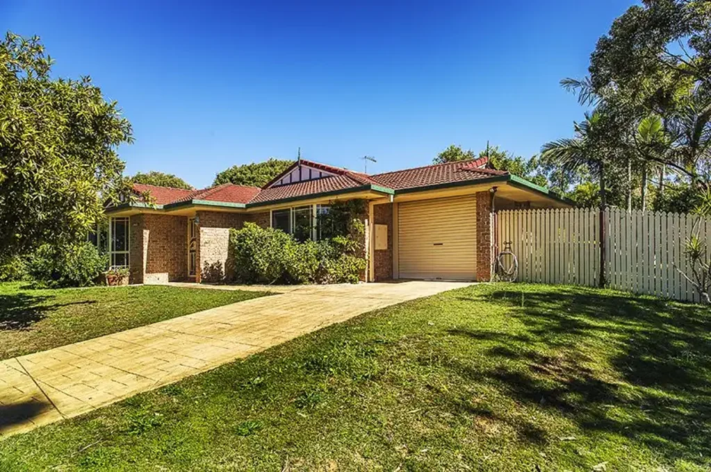 "HUGE" IS THE ONLY WAY TO DESCRIBE THIS HOUSE