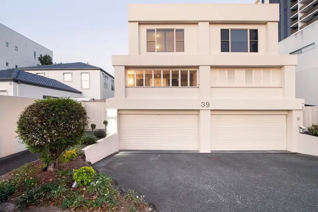 Surfers Paradise 3બેડરૂમ A Duplex to Call Home - Low Maintenance Living & Walking Distance to Cafes & Restaurants!