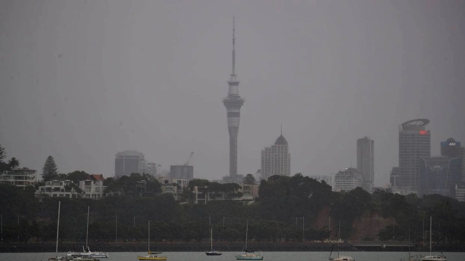 今晚6点起！奥克兰或迎强风、暴雨！超市厕纸、饮用水遭疯抢！大量民宅断电，1万国际旅客滞留……