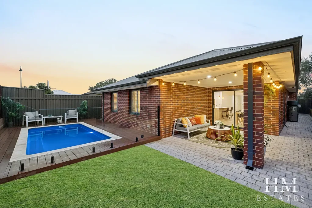 South Guildford 4房  MODERN FAMILY PERFECTION WITH THEATRE & POOLSIDE OASIS IN GUILDFORD (SOUTH)