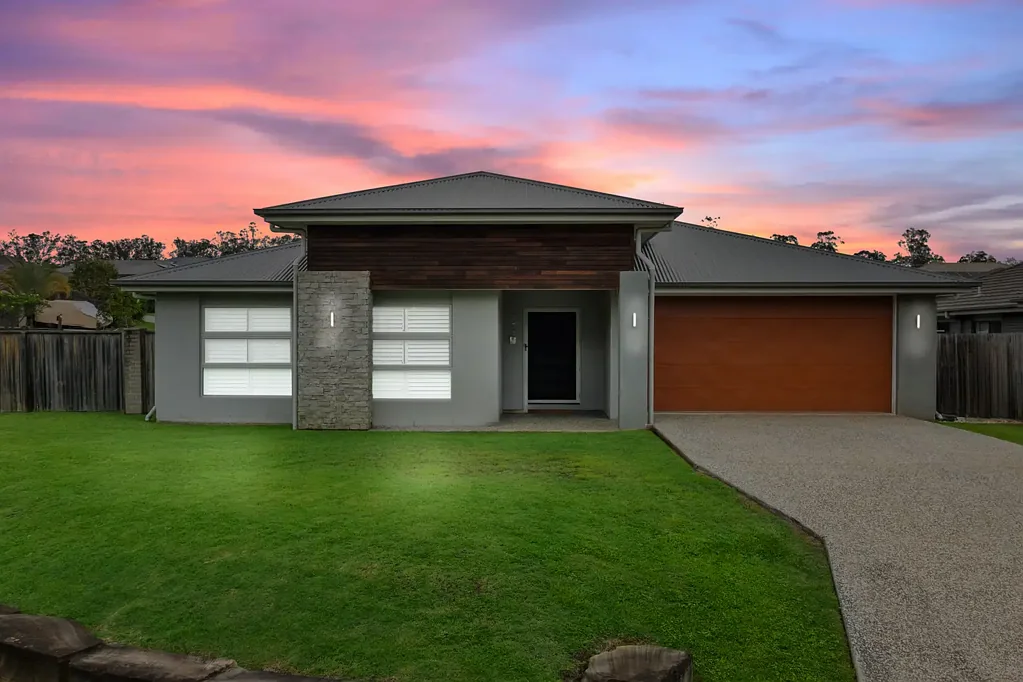 Flagstone 4Moenga Modern Family Living on 1003m2.