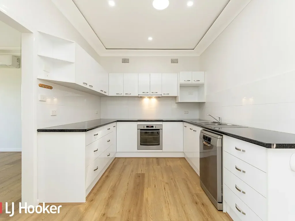 Spacious 3-Bedroom Home with 6-Car Garage in South Tamworth!