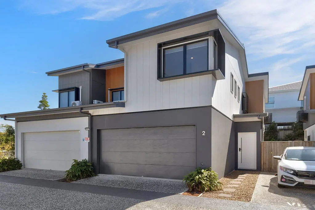 Stretton 4 Bedroom Stylish 3 Year Young Townhouse with Elevated Finishes & Lifestyle Appeal!