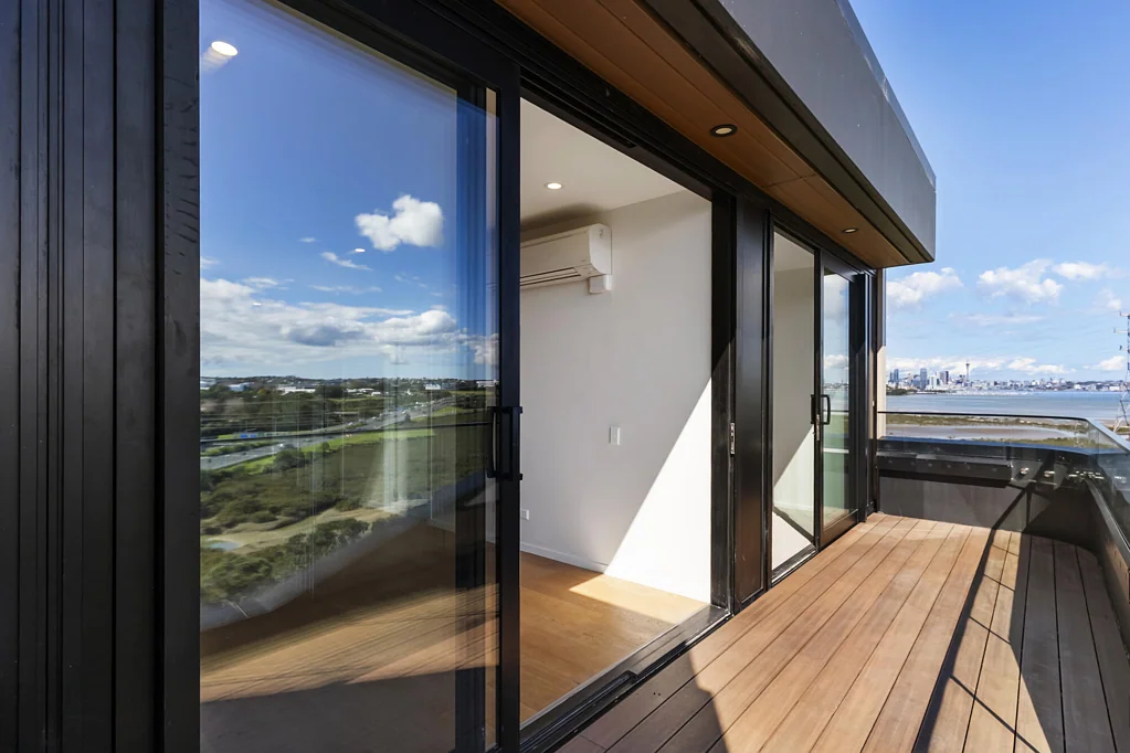 Takapuna 3બેડરૂમ Two Separate Apartments - 1 x 2 bed and 1 x Studio
