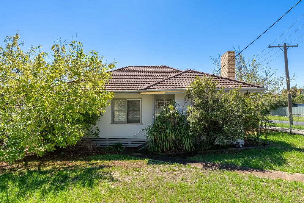 42 Chisholm Crescent, Seymour, VIC 3660