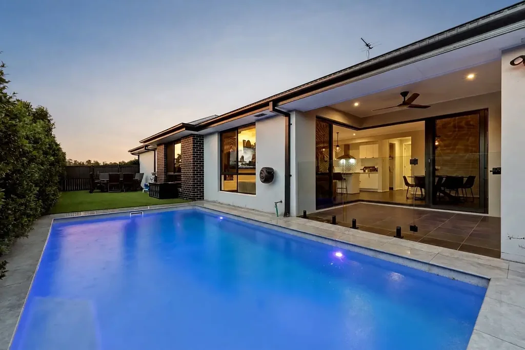 Nudgee 4બેડરૂમ Sophisticated Single-Level Living with Poolside Luxury