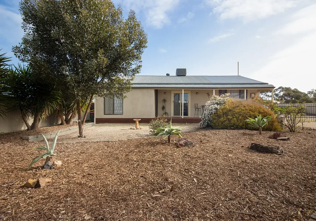 North Moonta 3房  COUNTRY COMFORT - ON NERARLY HALF AN ACRE
