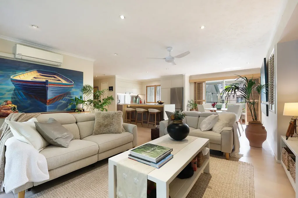 Main Beach 2chambre Fully Renovated Elegant Large Apartment in Boutique Low-Rise Apartment