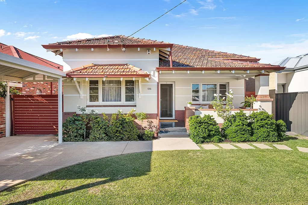 Mount Hawthorn 3कमरा Timeless character charm with room to grow